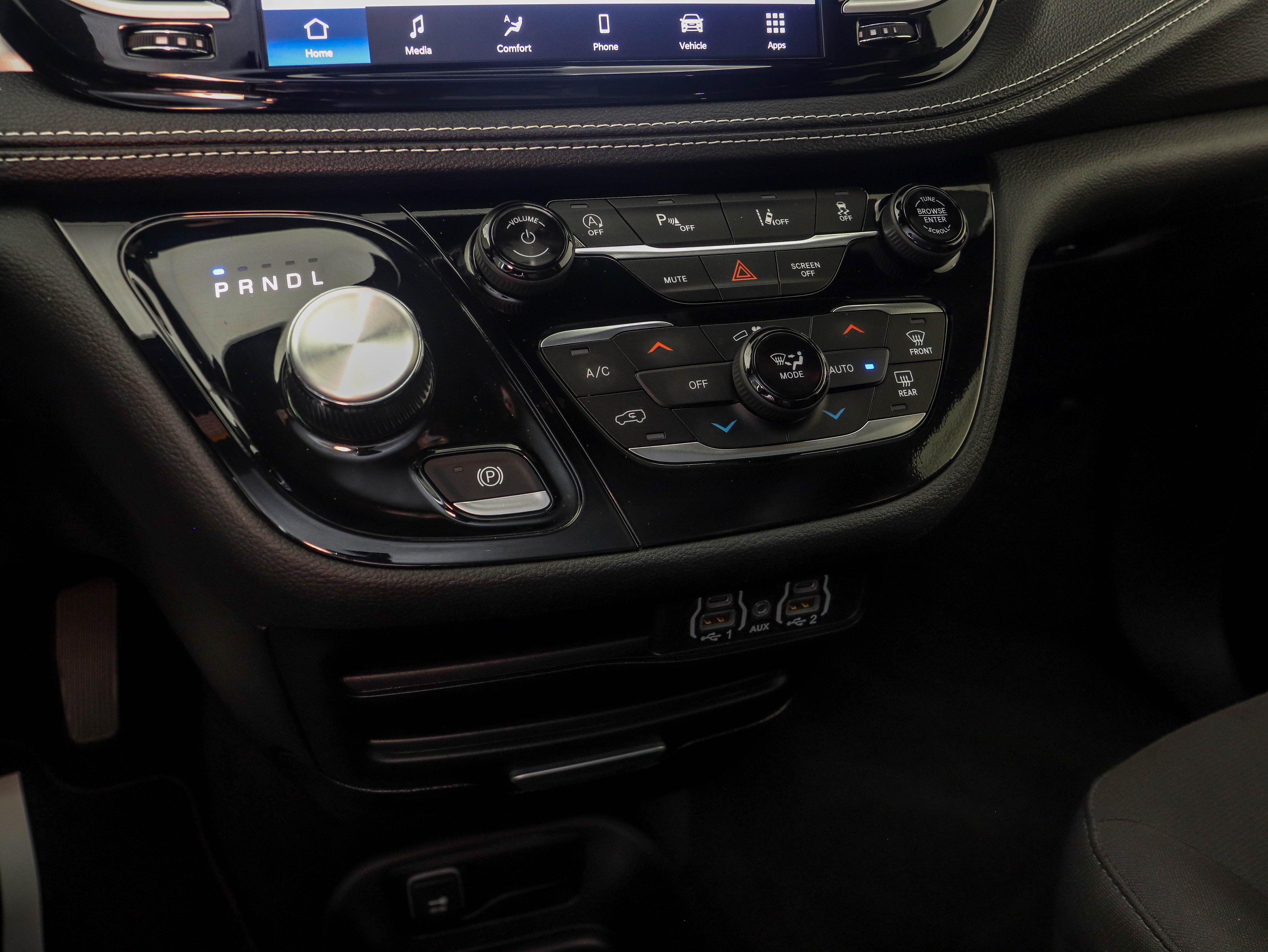 Used 2024 Chrysler Pacifica Touring FWD image 26