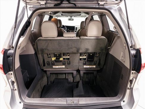 Used 2017 Toyota Sienna XLE Premium image 11