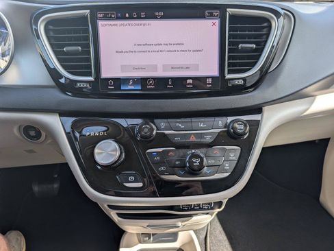 Used 2024 Chrysler Pacifica Touring-L FWD image 15