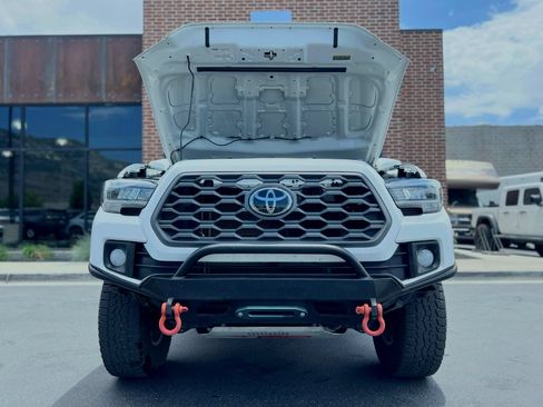 Used 2017 Toyota Tacoma TRD Off-Road AWD/4WD image 9