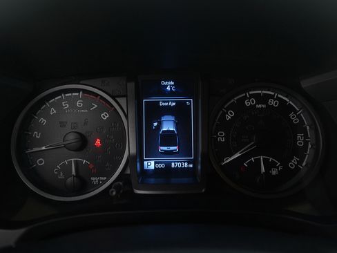 Used 2018 Toyota Tacoma TRD Sport image 28