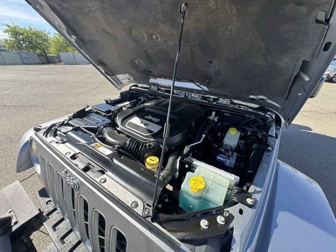 Used 2016 Jeep Wrangler Unlimited Sahara w/ Connectivity Group image 38