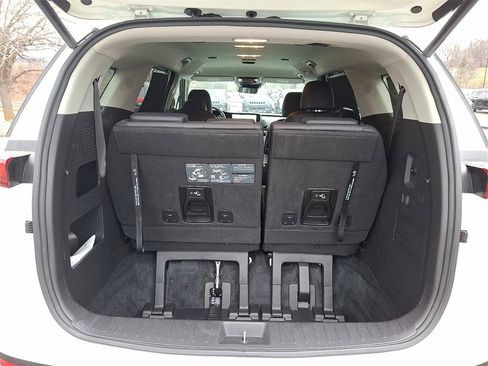 Used 2024 Kia Carnival EX image 29