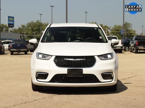 Used 2023 Chrysler Pacifica Touring-L FWD image 2