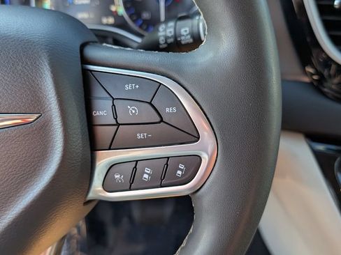 Used 2024 Chrysler Pacifica Touring-L FWD image 24