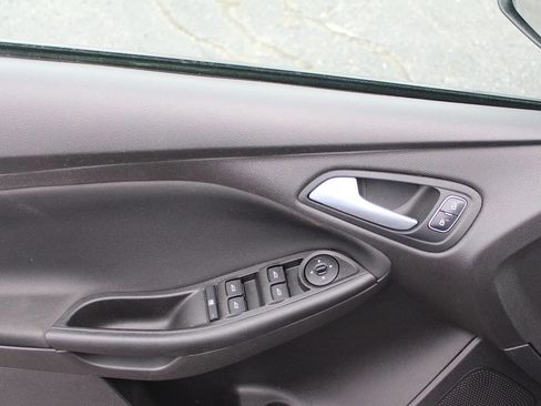 Used 2017 Ford Focus SE w/ Cold Weather Package image 10