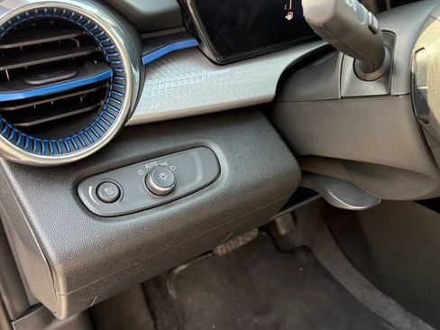 Used 2025 Chevrolet Trax LT FWD image 17