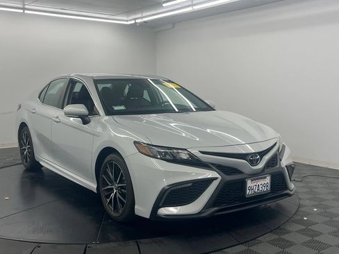 Used 2024 Toyota Camry SE FWD image 3