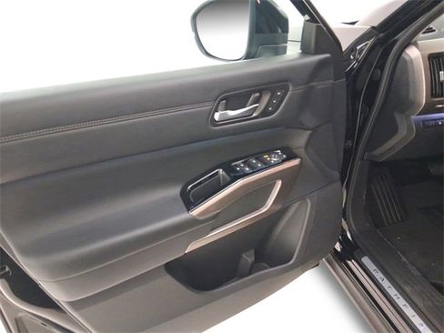 Used 2024 Nissan Pathfinder Platinum w/ Black Appearance Package image 13