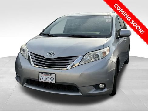Used 2015 Toyota Sienna XLE image 1