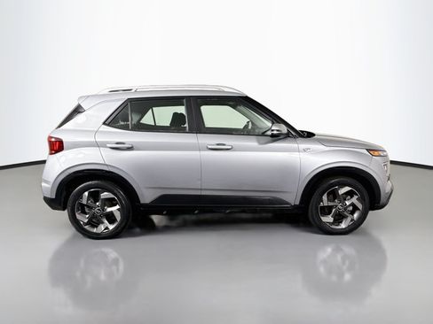 Used 2022 Hyundai Venue SEL FWD image 11