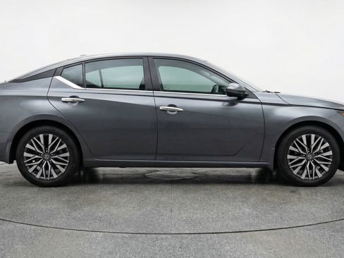 Used 2025 Nissan Altima 2.5 SV image 11