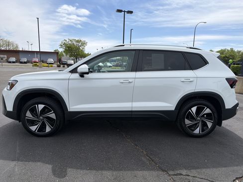 Used 2025 Volkswagen Taos SE AWD/4WD image 5