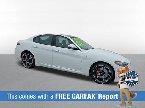 Used 2023 Alfa Romeo Giulia Ti AWD/4WD image 4