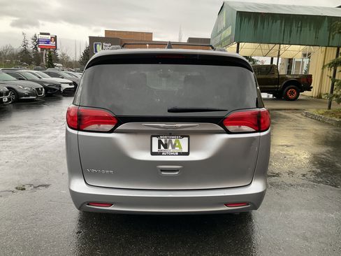 Used 2021 Chrysler Voyager Lxi image 4