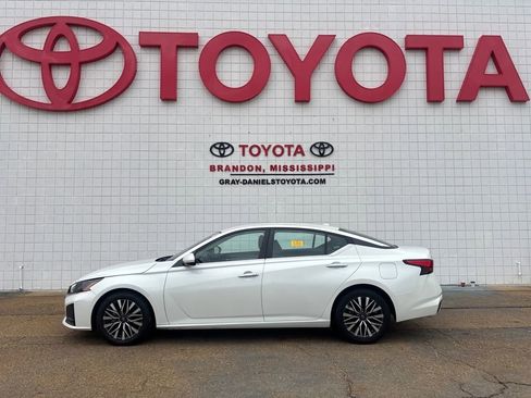 Used 2023 Nissan Altima 2.5 SV image 2