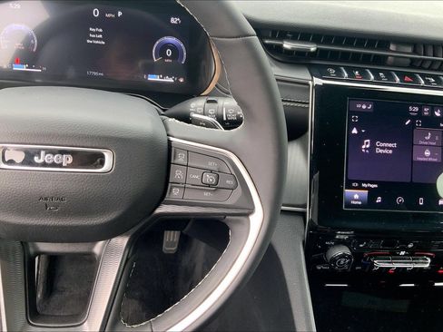Certified 2025 Jeep Grand Cherokee Altitude AWD/4WD image 22
