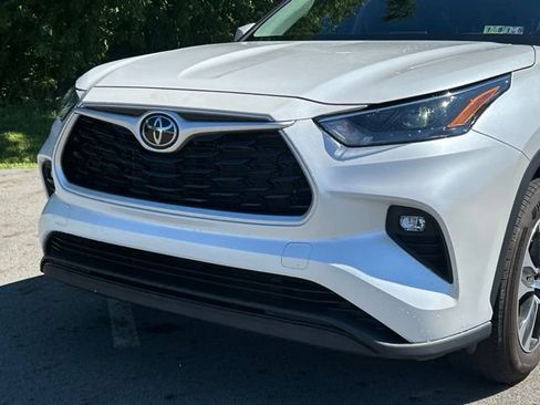 Used 2022 Toyota Highlander XLE AWD/4WD image 9