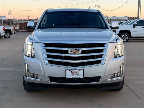 Used 2019 Cadillac Escalade ESV Premium Luxury image 2