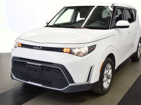 Used 2024 Kia Soul LX w/ Option Group 015 FWD image 4