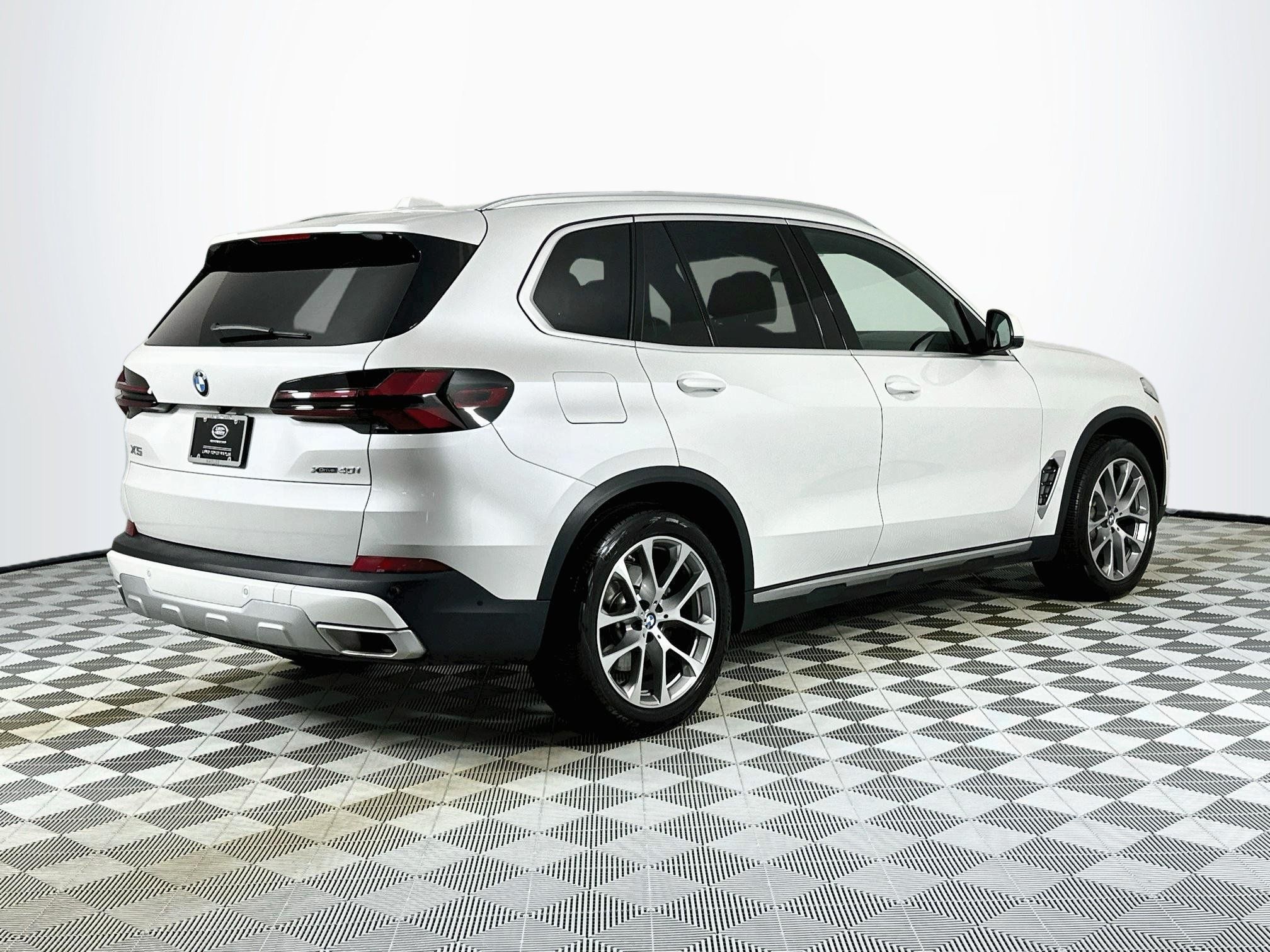 Used 2024 BMW X5 xDrive40i w/ Premium Package AWD/4WD image 5