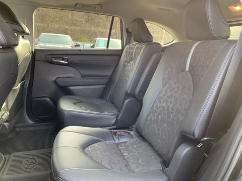 Used 2024 Toyota Highlander XLE image 13