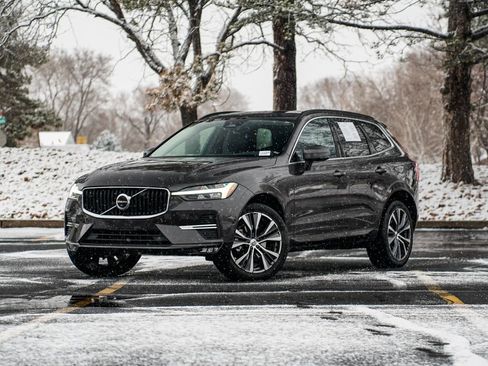 Used 2022 Volvo XC60 B5 Momentum w/ Advanced Package image 1