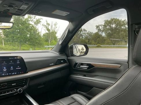 Used 2025 Chevrolet Suburban High Country AWD/4WD image 27