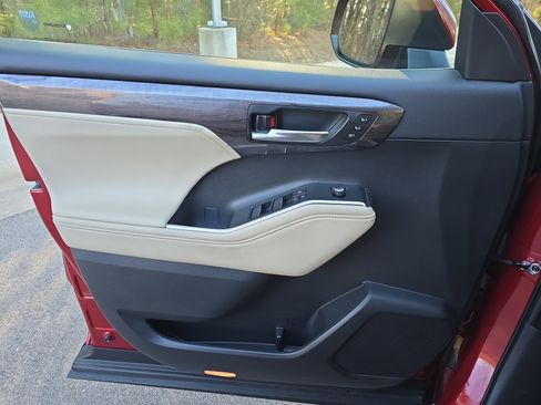 Used 2023 Toyota Highlander Limited image 28