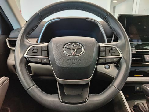 Used 2024 Toyota Highlander XLE FWD image 16