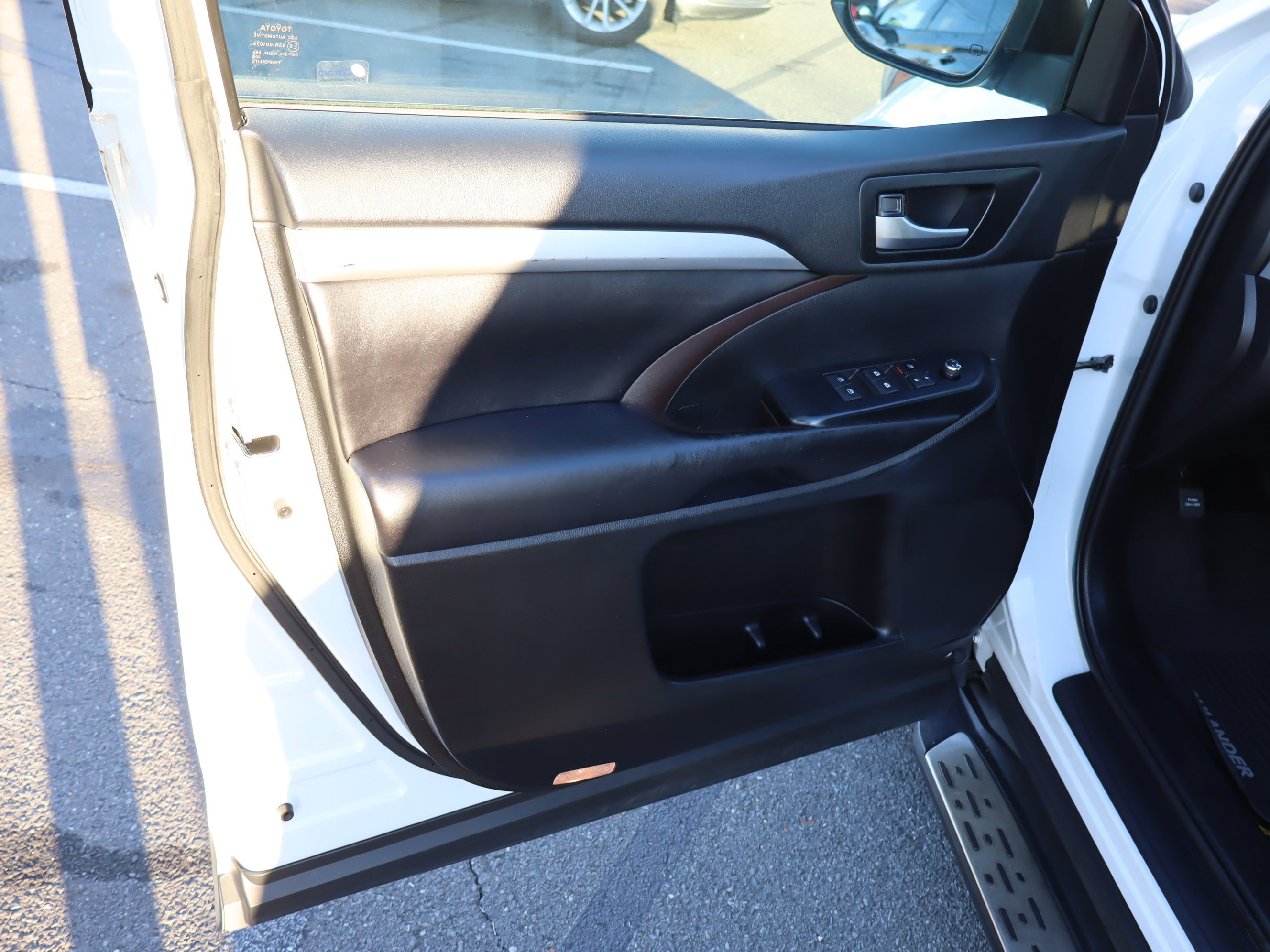 Used 2019 Toyota Highlander XLE AWD/4WD image 17