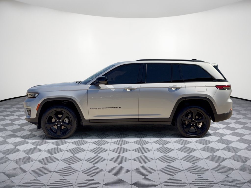 Used 2024 Jeep Grand Cherokee Limited w/ Black Appearance Package AWD/4WD image 2