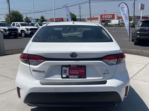 Used 2025 Toyota Corolla LE w/ LE Premium Package image 4