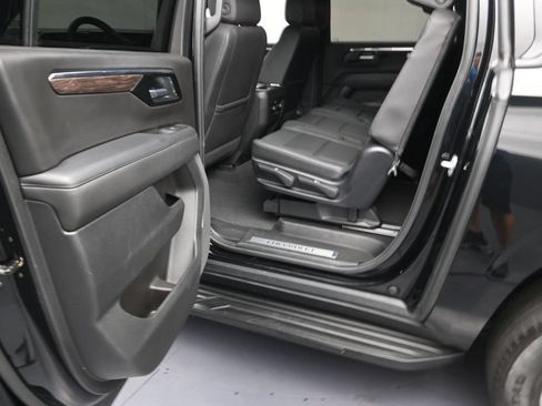 Used 2025 Chevrolet Suburban LT RWD image 12