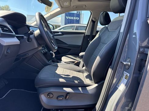 Used 2023 Volkswagen Taos SE w/ Panoramic Sunroof Package AWD/4WD image 4