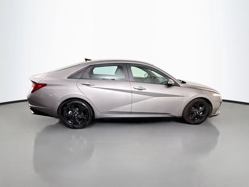 Used 2023 Hyundai Elantra SEL w/ Preferred Accessory Package FWD image 11