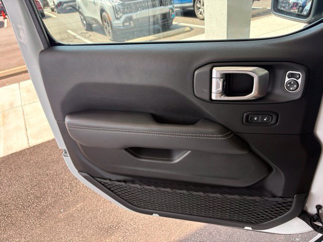 Used 2023 Jeep Wrangler Unlimited Sahara AWD/4WD image 27