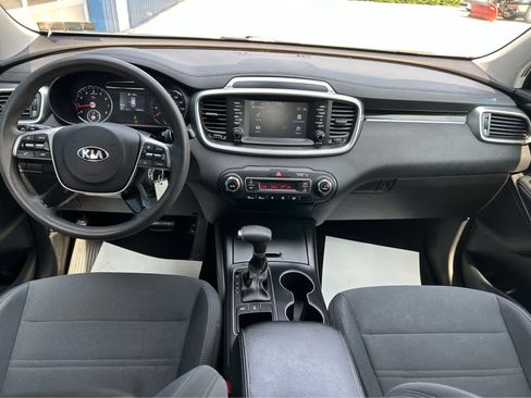 Used 2019 Kia Sorento LX image 8