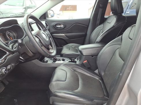 Used 2019 Jeep Cherokee Limited image 2