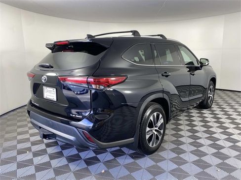 Used 2022 Toyota Highlander XLE image 9