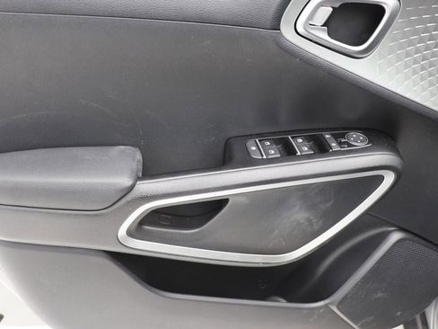 Used 2025 Kia Soul LX w/ LX Technology Package FWD image 13