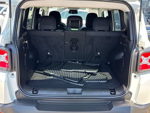 Certified 2022 Jeep Renegade Latitude w/ Convenience Group AWD/4WD image 13