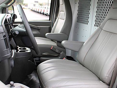 Used 2025 GMC Savana 2500 Extended w/ Driver Convenience Package image 18