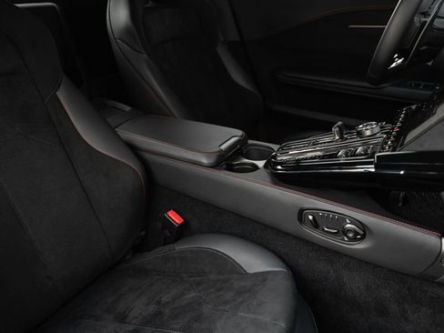 Used 2025 Aston Martin V8 Vantage Coupe image 39