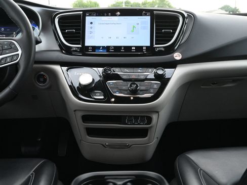 Used 2023 Chrysler Pacifica Touring-L FWD image 13