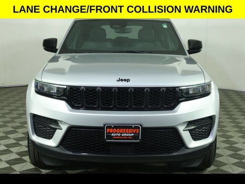 Used 2023 Jeep Grand Cherokee Altitude AWD/4WD image 12