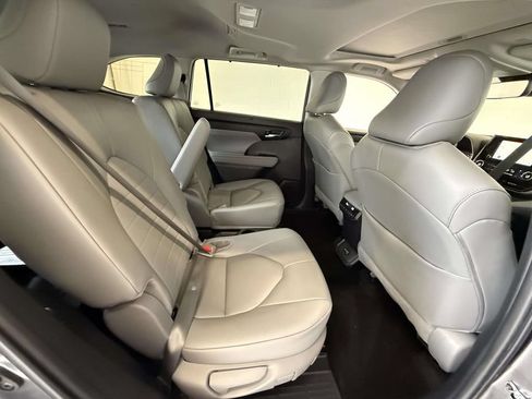 Used 2024 Toyota Highlander XLE AWD/4WD image 16