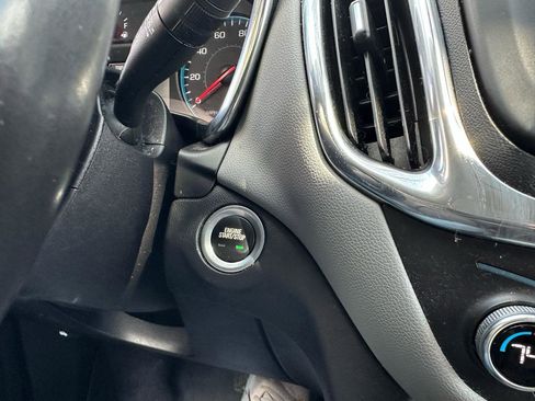 Used 2018 Chevrolet Equinox LT image 19