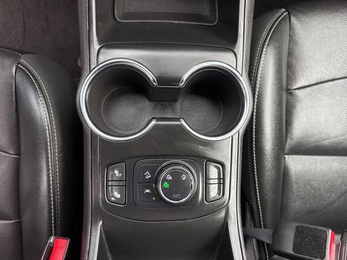 Used 2024 GMC Terrain SLT image 34