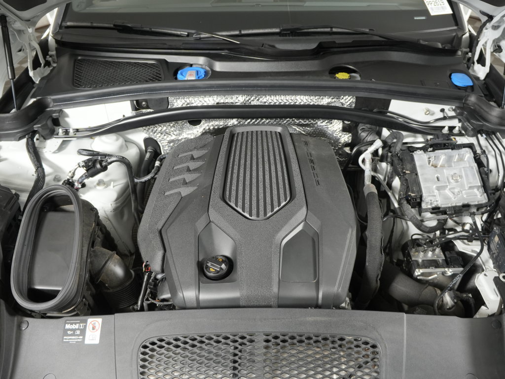 Certified 2025 Porsche Macan AWD/4WD image 44